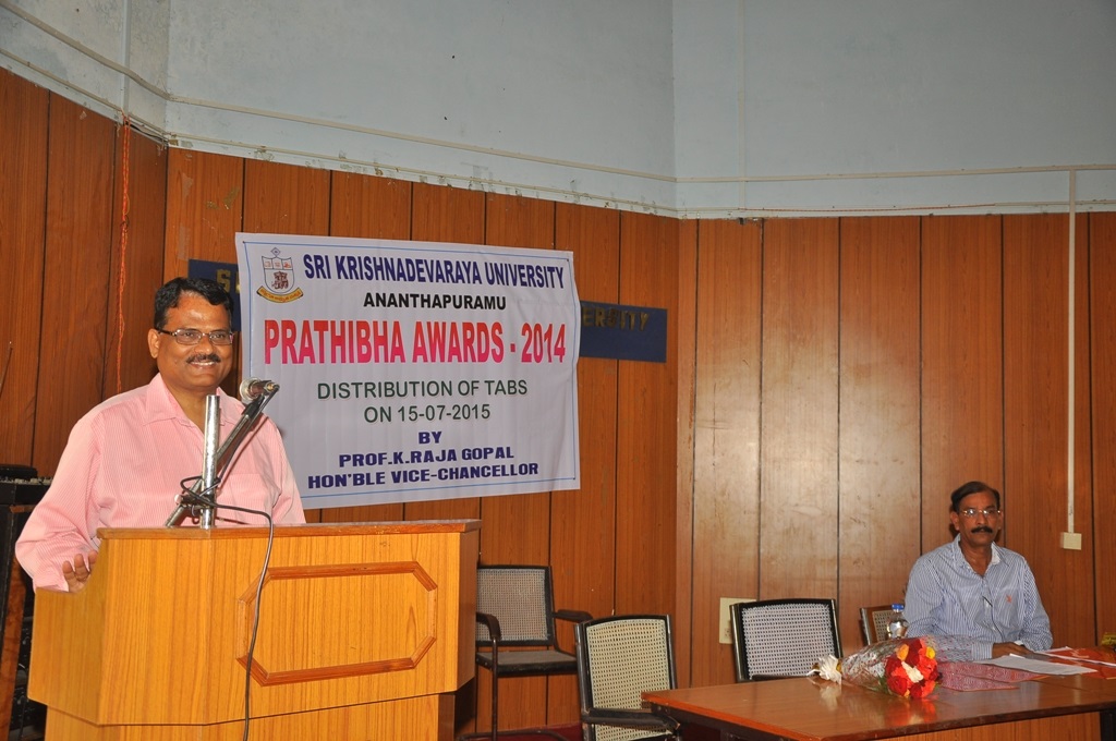 SKU Vice-Chancellor Prof.Kuderu Rajagopal addressing prathibha awardees of 2014