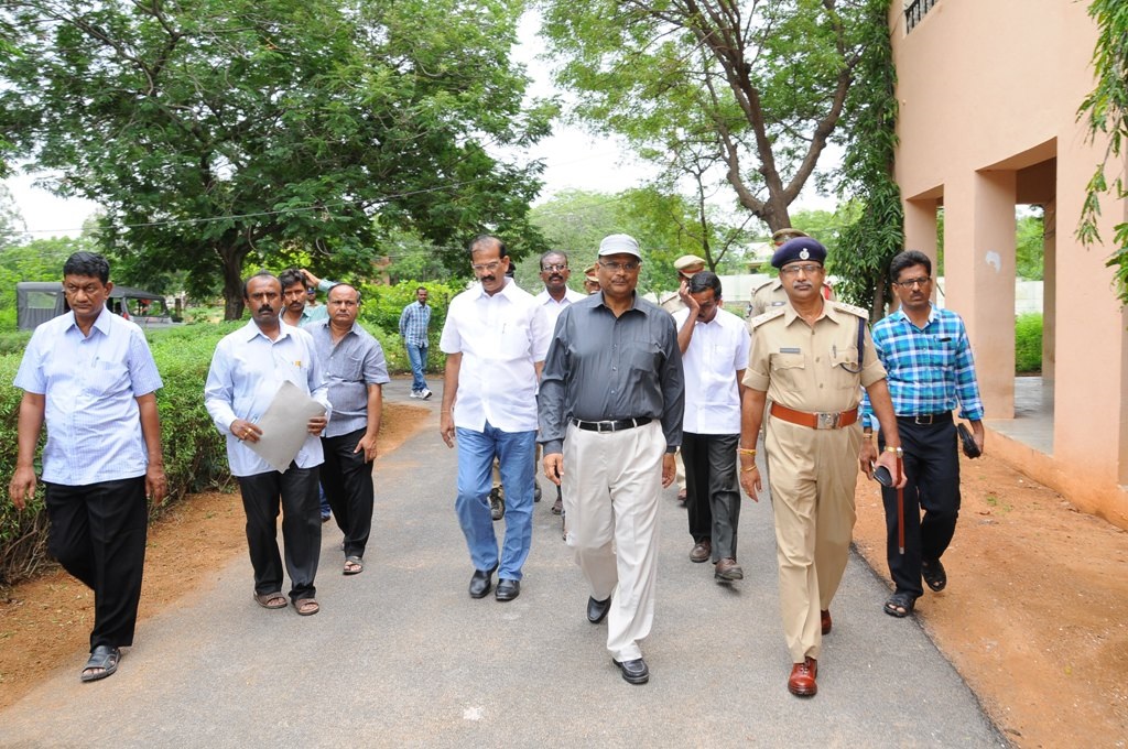 SKU Vice-Chancellor Prof.Kuderu Rajagopal and Dist DSP visit to all hostels in SKU during non-boarders removal