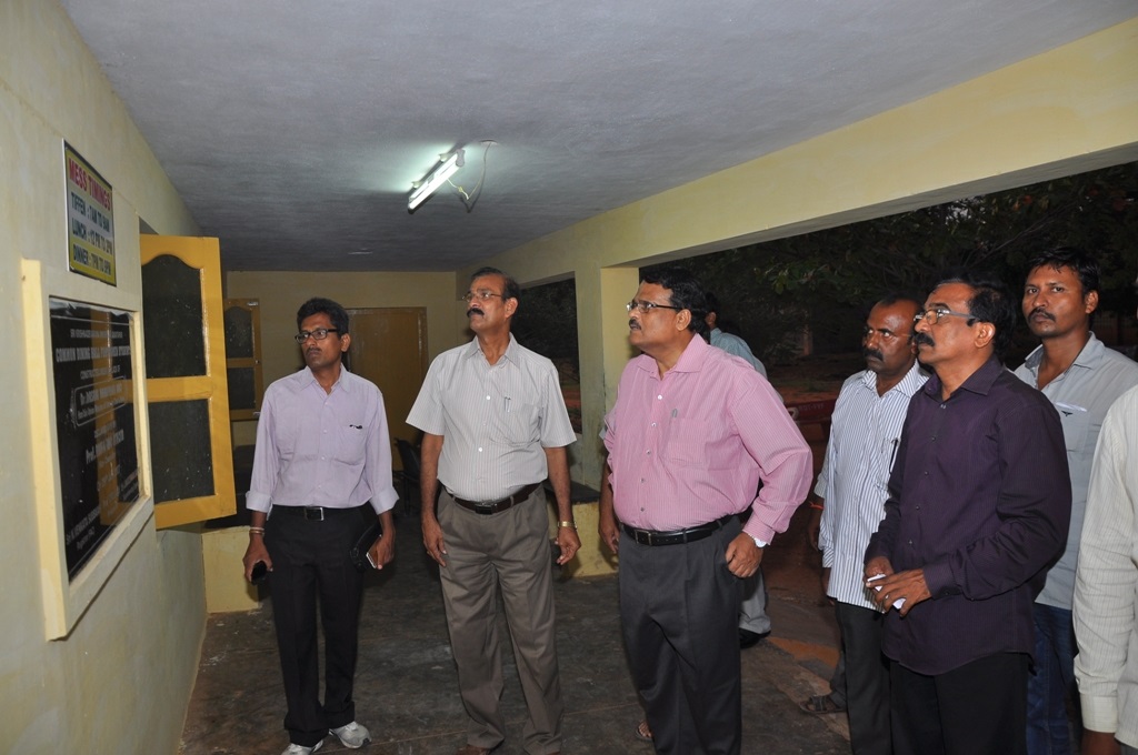 SKU Vice-Chancellor Prof.Kuderu Rajagopal inspecting the quality at Ladies Hostel Mess