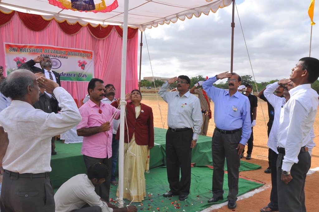 SKU Vice-Chancellor Prof.Kuderu Rajagopal salute to national flag on 69 Independence Day Celebrations