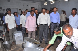 SKU VC Prof.Kuderu Rajagopal inspecting cleanliness in hostel mess
